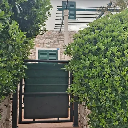 Jagoda - Three Bedroom Gornji Dingac